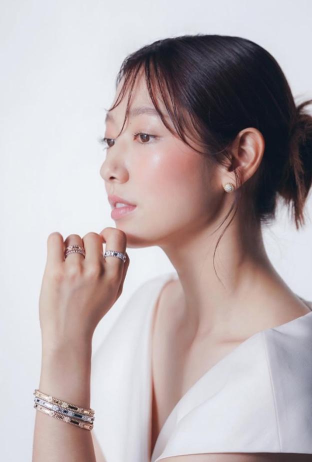  النجمة الكورية بارك شين هاي ذات البشرة الزجاجية تجسد فلسفة الجمال الكوري على أرض الواقع