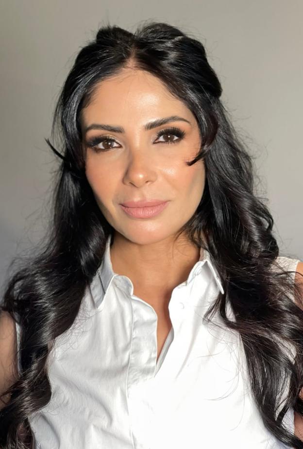 تحرص منى زكي على  الاهتمام بروتين خاص للعناية بمنطقة العين