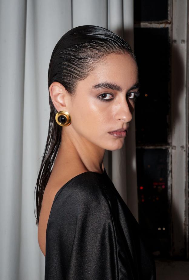 تسريحات الشعر المبلل مع الخصل الهندسية  من دار Christian Cowan