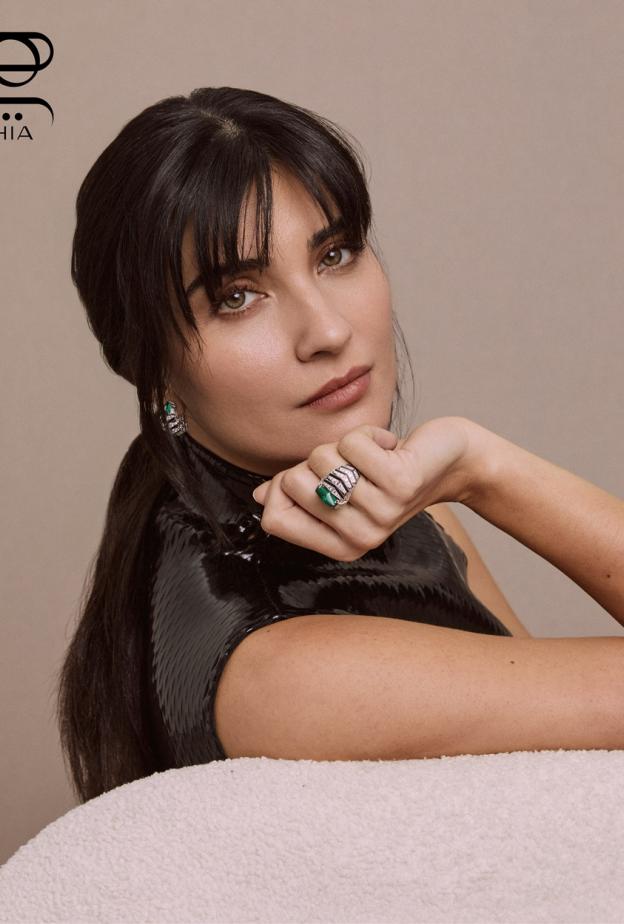 توبا بويوكوستن نجمة غلاف مجلة هي  تلهمنا بقواعد المكياج الناعم مع الشفاه المشرقة