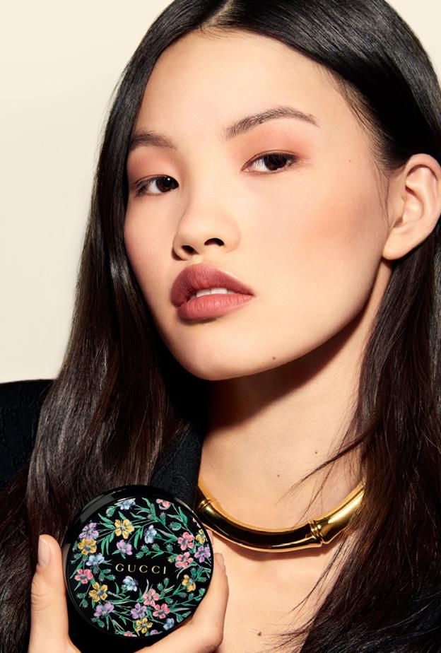 1 رئيسية يعيد كريم الأساس Gucci Éternité de Beauté Cushion تعريف الجمال بتركيبة تجمع بين الفعالية والعناية بالبشرة.