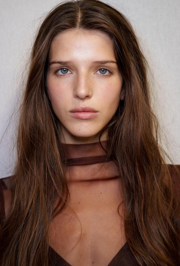 أفضل بخاخات الشعر لتكثيفه وتعطيره ومنحه لمعاناً صحياً