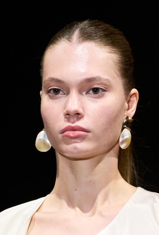 البشرة أول خطوات التقدير الذاتي: أسرار إشراقة يومية بلا مجهود