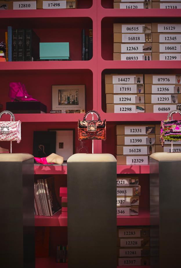 روجيه ڤيڤييه تطلق مجموعة القطع الفريدة وكتابها الجديد