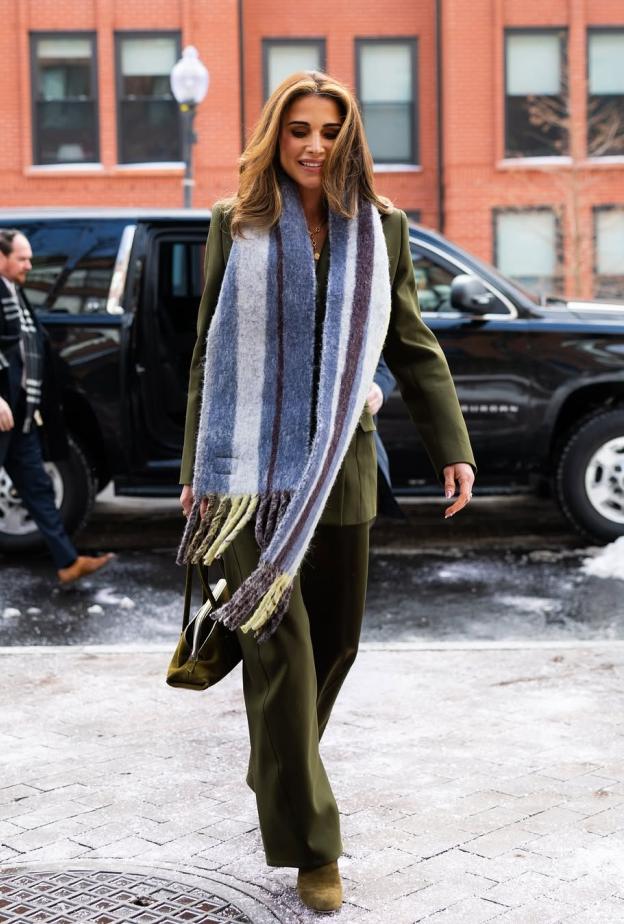 إطلالة ملكية راقية للملكة رانيا 