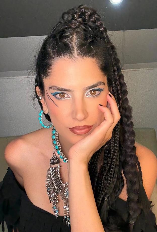 تفاصيل اطلالة كارمن بصيبص بستايل جمالي فرعوني في كواليس فيلم "إن غاب القط"