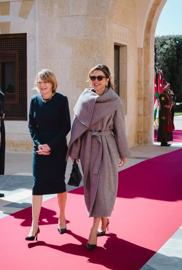 أحدثها بالمعطف الرمادي... شاهدي إطلالات الملكة رانيا الشتوية بستايل رسمي وراقي