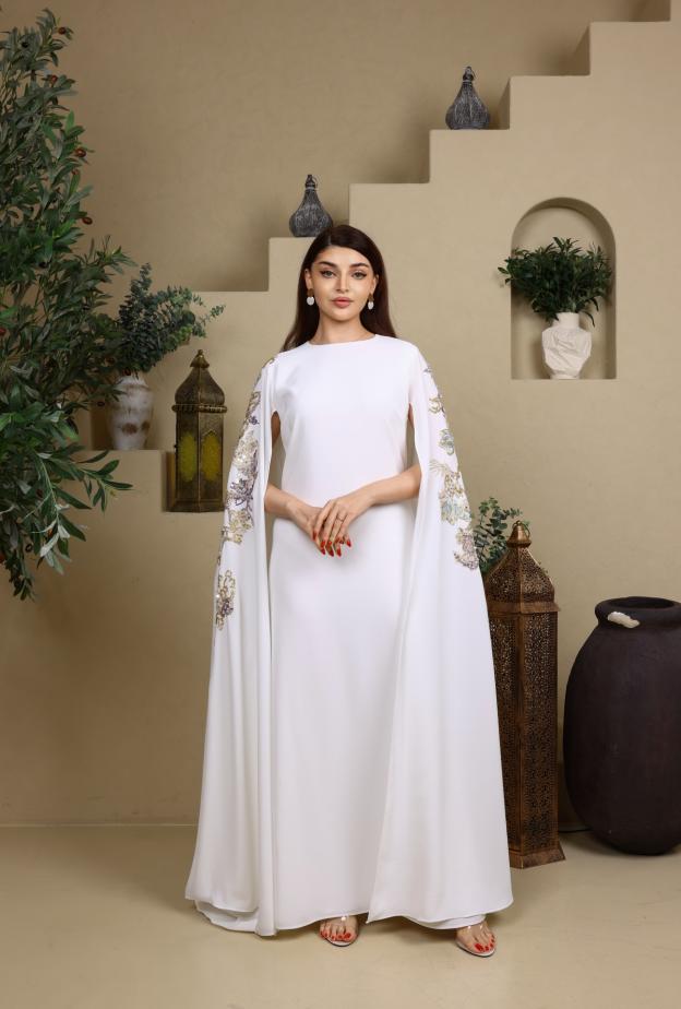 Abayat Jadayelعباءة بيضاء مع أكمام مفتوحة وطويلة من