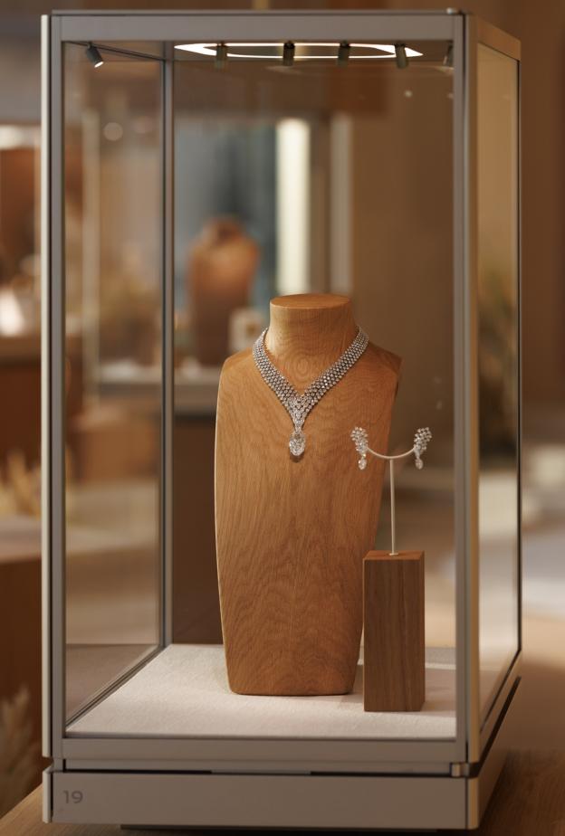 كارتييه تكشف عن معرض "آن إيكيليبر" للمجوهرات الفاخرة في دبي