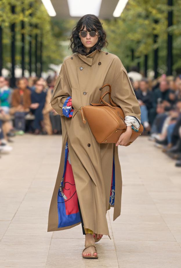 ترانش من ‏Céline‏ بلمسة معاصرة تتجسد ببطانته الملونة