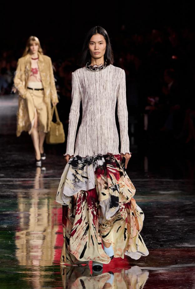  التنانير الكشكش من أساسيات إطلالة البوهيمية Chanel