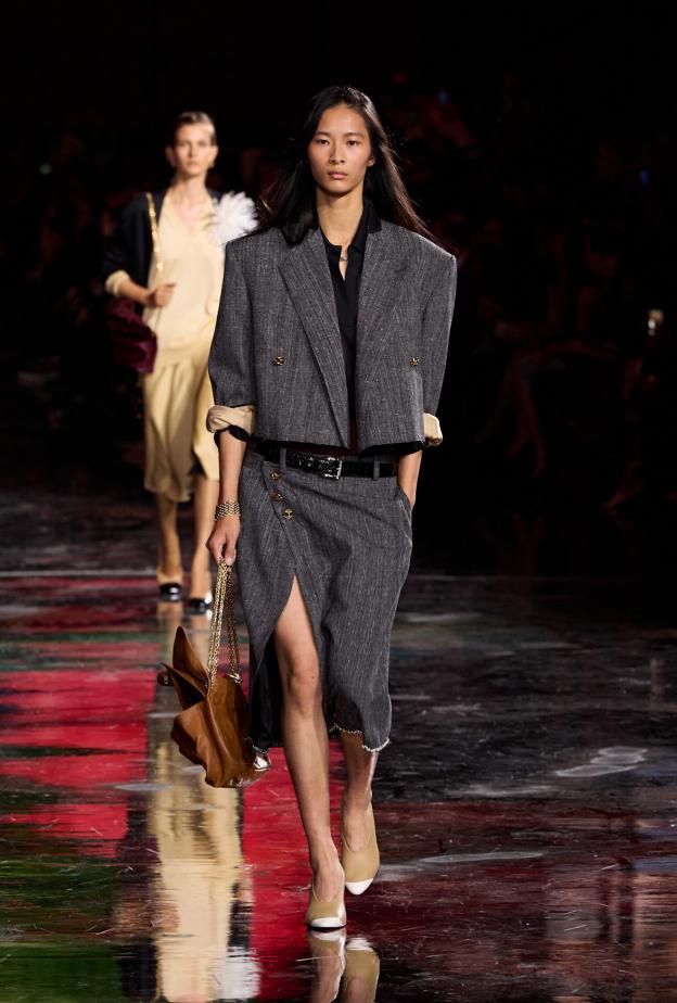 تنورة كلاسيكية بلمسة عصرية من Chanelمن مجموعة الأزياء الجاهزة لربيع وصيف 2026