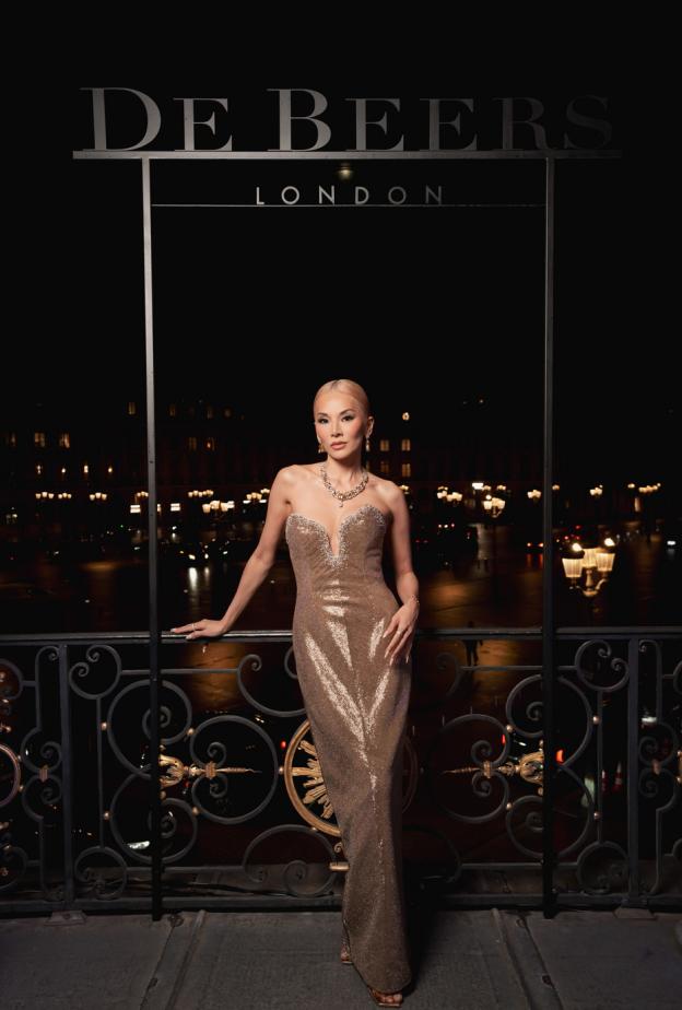 دار دي بيرز لندن DE BEERS تُضيء ساحة فاندوم