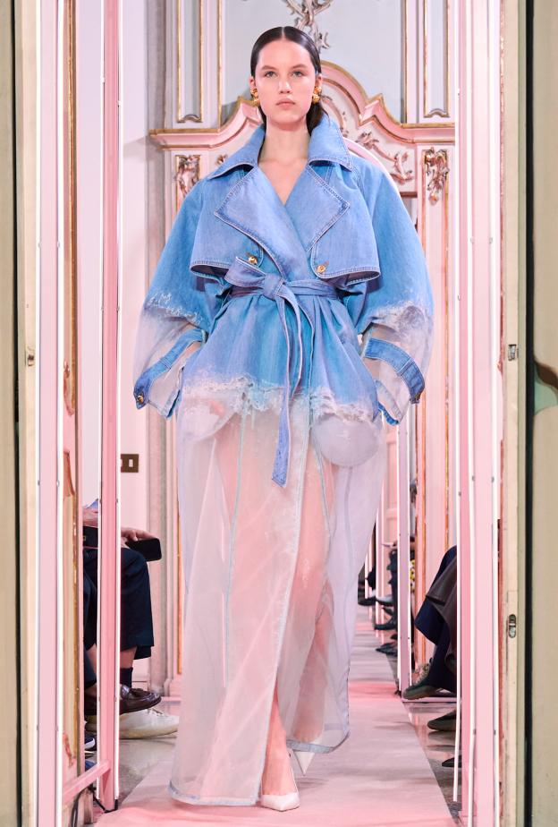 إطلالة من  Elisabetta Franchi