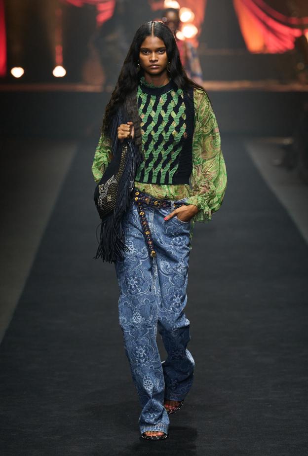 تنسيق بنطلون الدنيم من Etro 