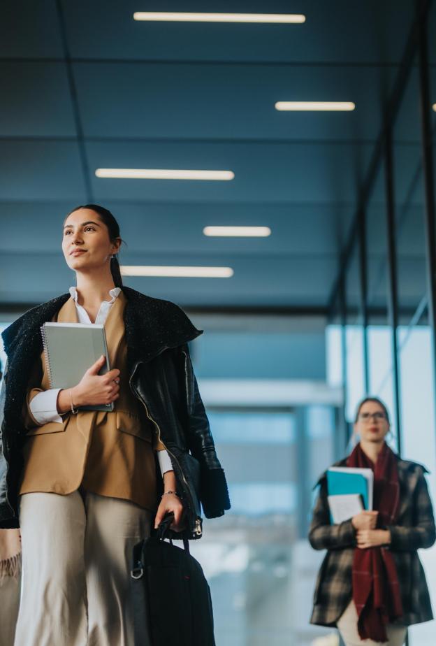 الاستثمار الواعي: كيف يدعم استقلالكِ المادي حريتكِ في اتخاذ قراراتكِ المصيرية؟