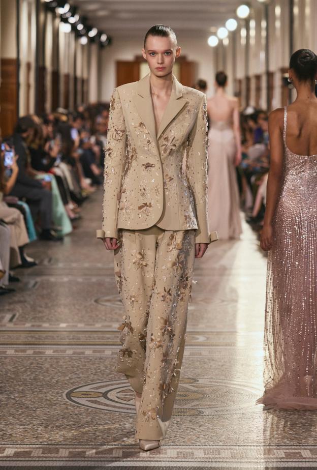 إطلالة من ‏Georges Hobeika‏ ضمن مجموعة الأزياء الجاهزة لربيع وصيف ‏‎2026‎