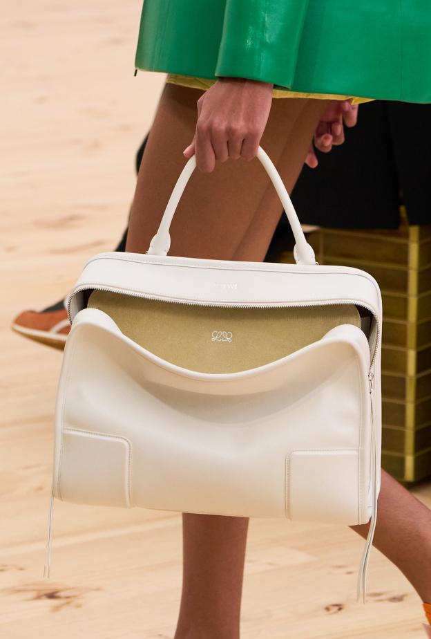 حقائب كبيرة لكن عملية من Loewe