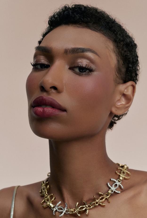 جلسة تصويرية خاصة لـ "هي" من CHANEL:  قوة الغموض وأناقة التمرد