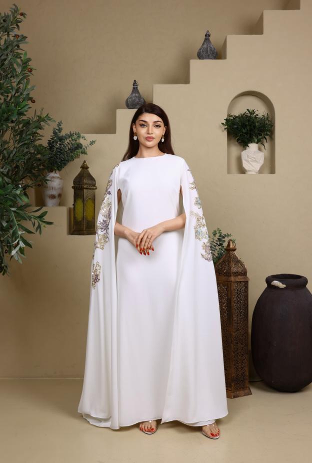 عباءة بيضاء مع أكمام مفتوحة وطويلة من Abayat Jadayel