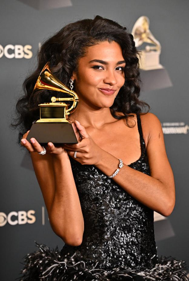 Olivia Dean تتألق بمجوهرات كارتييه في حفل غرامي