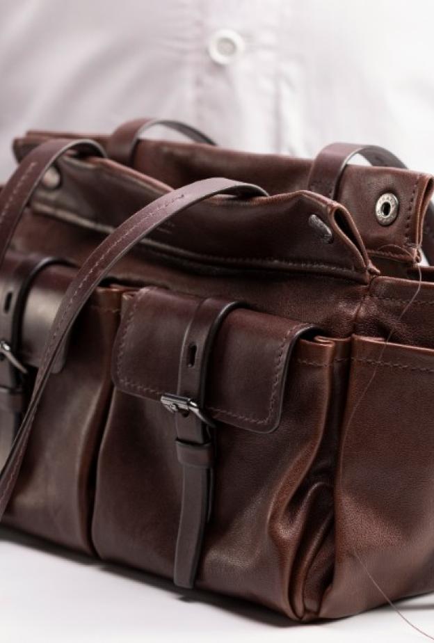 صور حصرية لمجلة "هي" من كواليس صناعة حقيبة ‏Prada Route‏ ‏