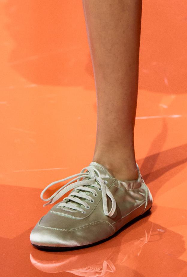 حذاء بالساتان اللامع العاجي من مجموعة ربيع وصيف 2026 من Prada