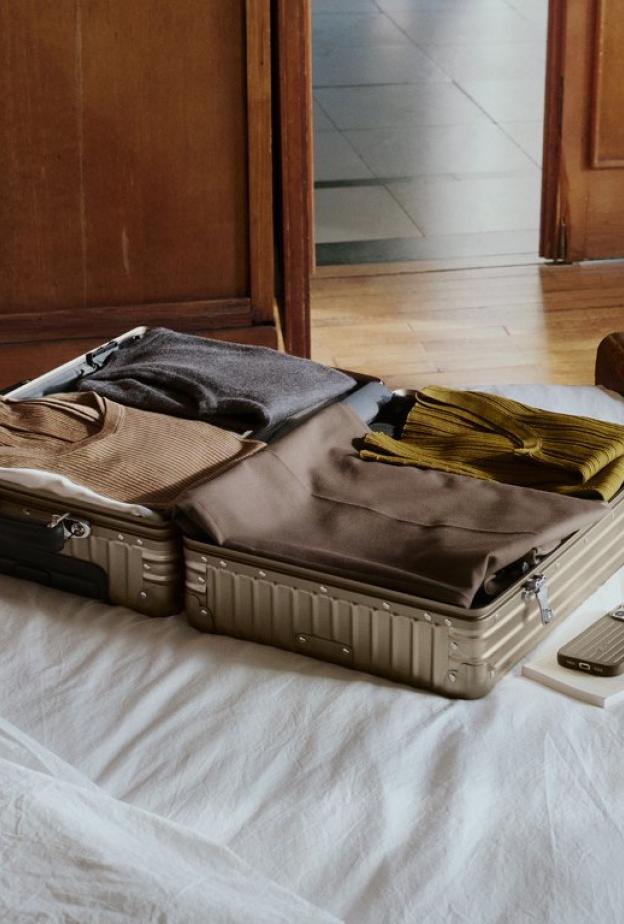 RIMOWA تُضفي لمسة التيتانيوم المميزة على مجموعة CLASSIC  الأيقونية