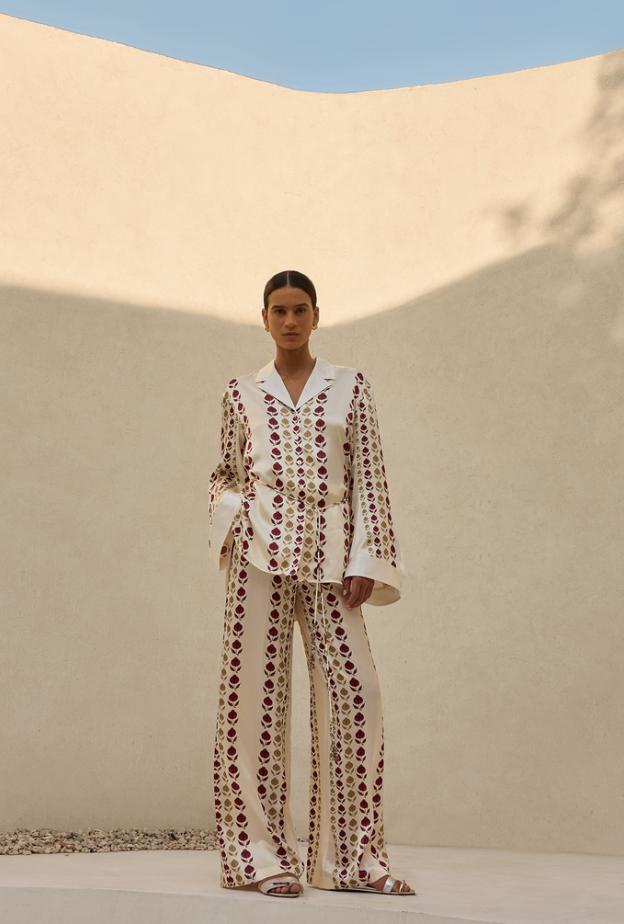 إطلالة من Tory  Burch من مجموعة رمضان 2026 