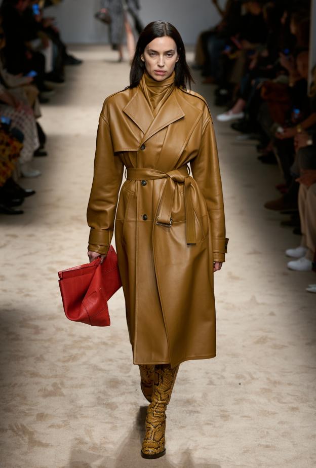 الترانشكوت الجلد تعبير عن الأنوثة المعاصرة في شتاء 2026