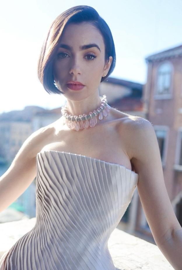 ليلي كولينز تبرز جمالها الناعم في شخصية أودري هابرن