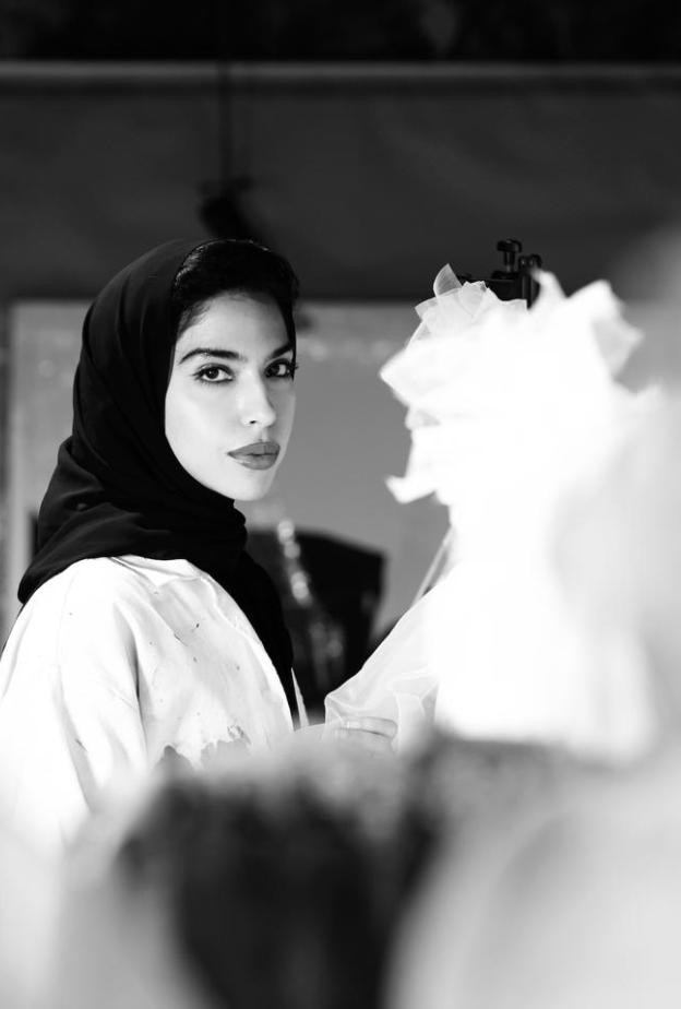 خاص لـ"هي": بثينة المفتاح تعيد قراءة الثوب القطري في آرت بازل الدوحة 2026