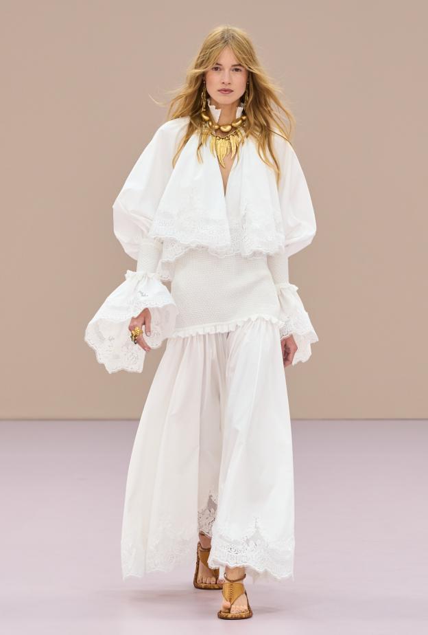 إطلالة بالأبيض من Zimmermann