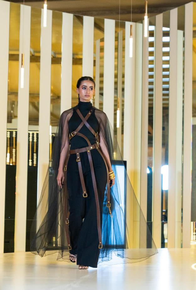 _100 براند سعودي_ تفتتح مشاركتها ضمن كأس السعودية 2026 عبر عروض أزياء (5)