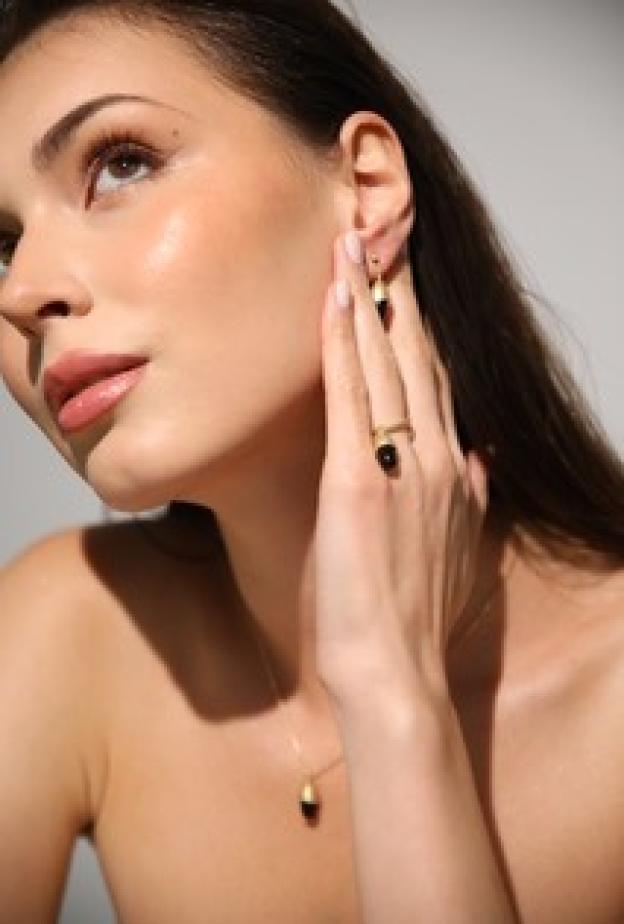 طقم من الحلق والسلسال والخاتم من تصاميم Ulia Jewelry