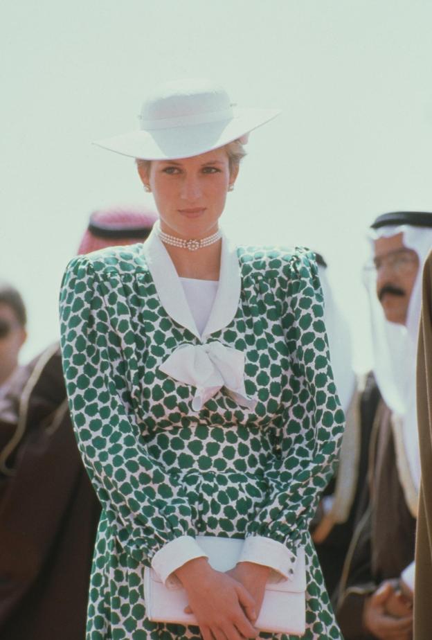 زيارة الأميرة ديانا الملكية إلى السعودية عام 1986: رمزية التصميم في فستانها الأخضر