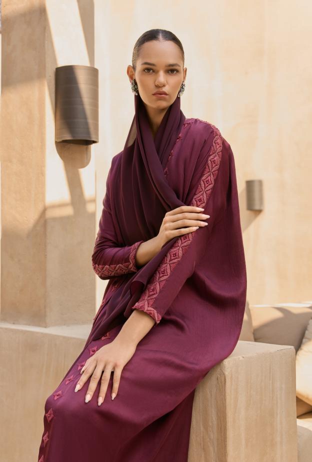 عباية باللون البرغندي من dal.thebrand 