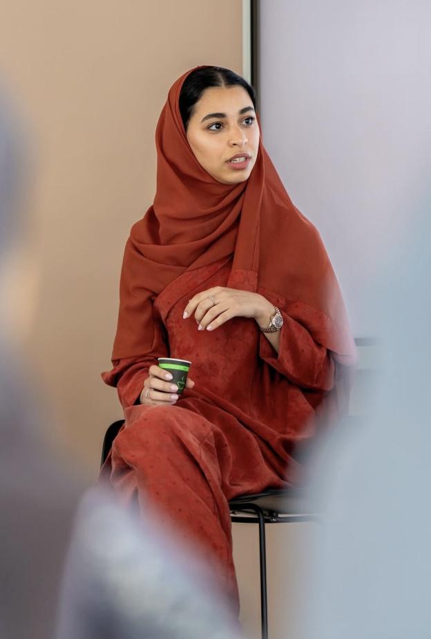 القيمة الفنية السعودية سارة العرفي لـ"هي": المعرض تجربة فكرية لا حدث بصري