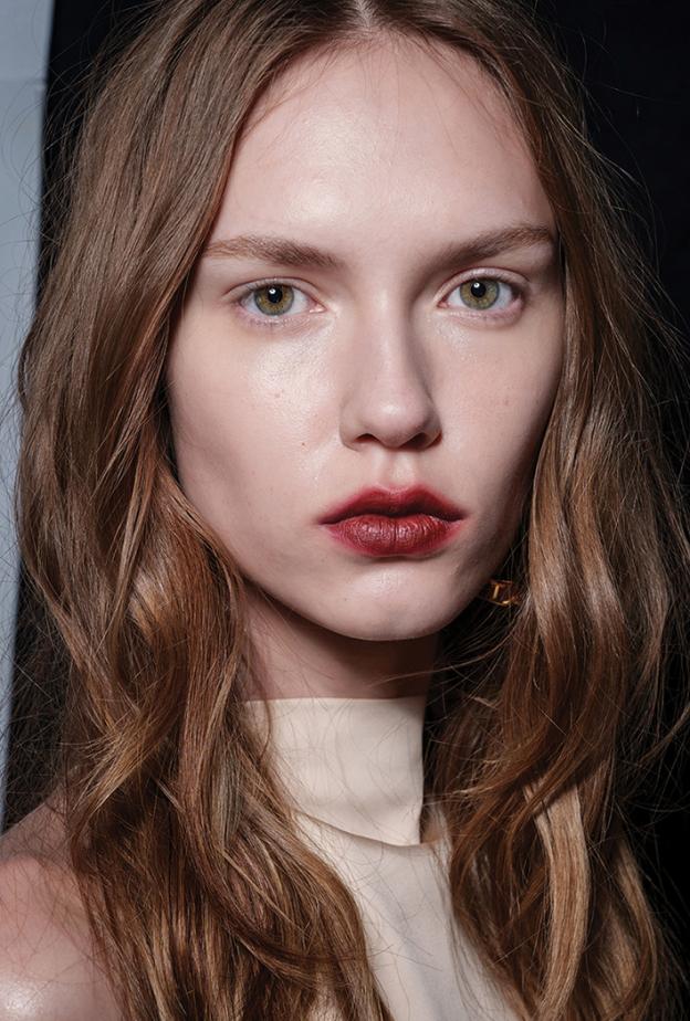 دليلك لإطلالة رومانسية متكاملة من الشفاه إلى العطر في شهر فبراير