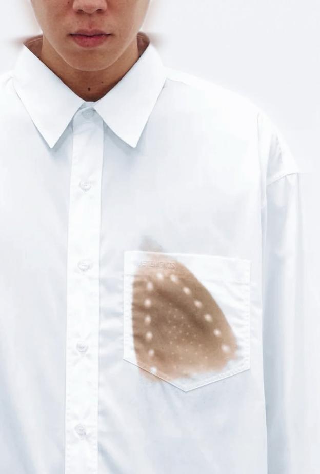 قميص من علامة ‏Vetements‏ ‏