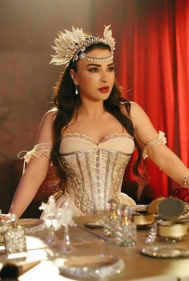 إطلالات أبطال مسلسل "بالحرام" بين الأزياء المسرحية والكاجوال وتتصدرهن ماغي بو غصن ..بالصور