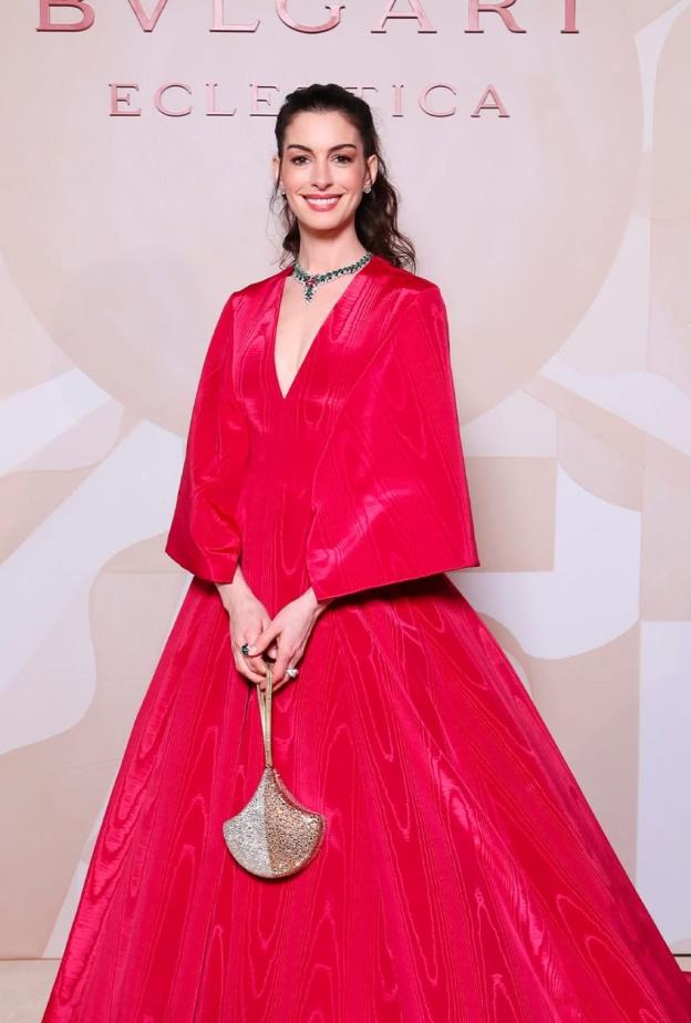 آن هاثاواي بثوب سهرة حالم من توقيع دار أزياء Valentino