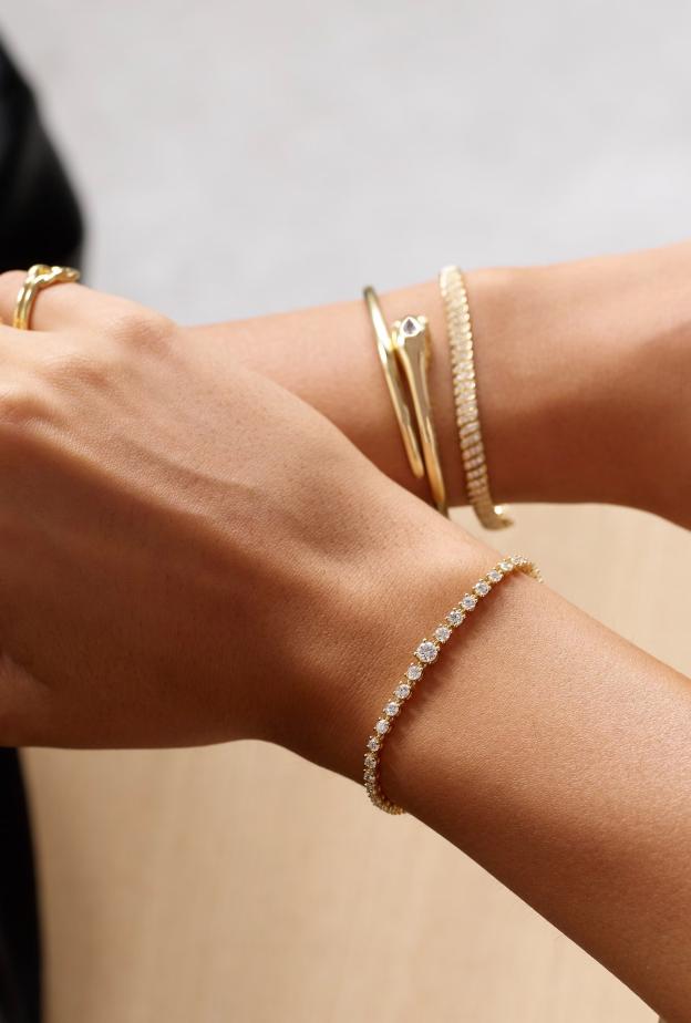 أجمل موديلات أساور التكديس لاطلالة مشرقة ولافتة