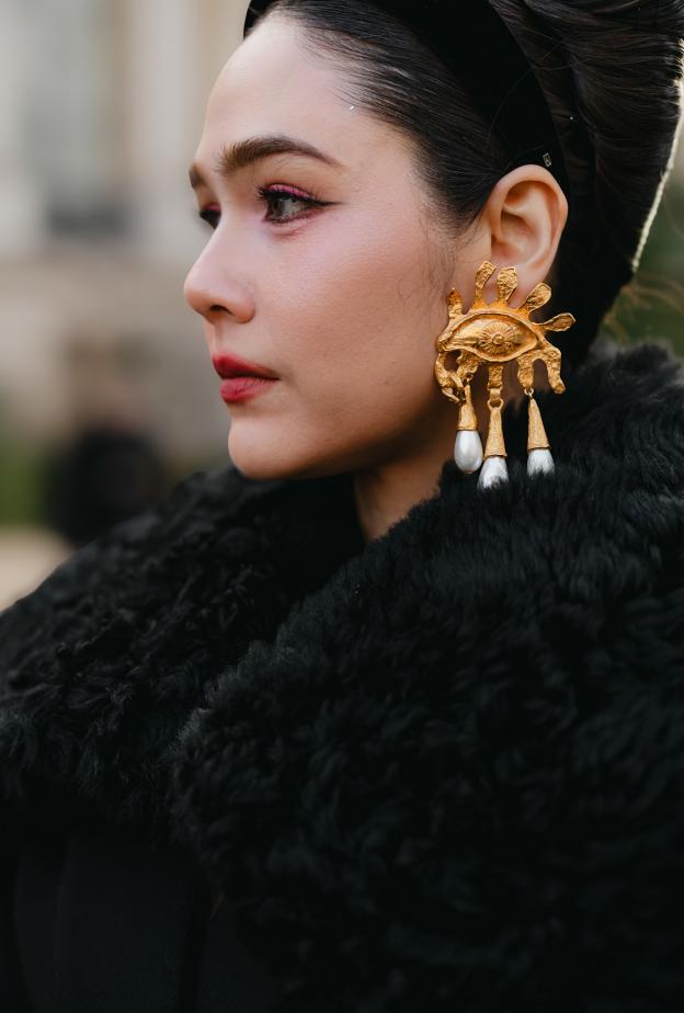 أقراط ذهبية على شكل عين