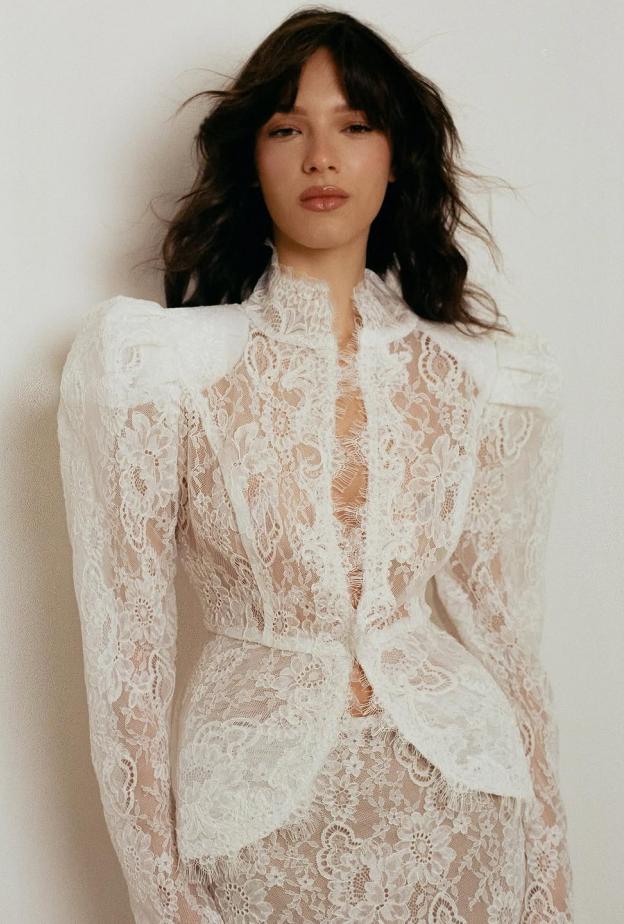 أكمام الدانتيل الدراماتيكية من AIKONI khachtrian