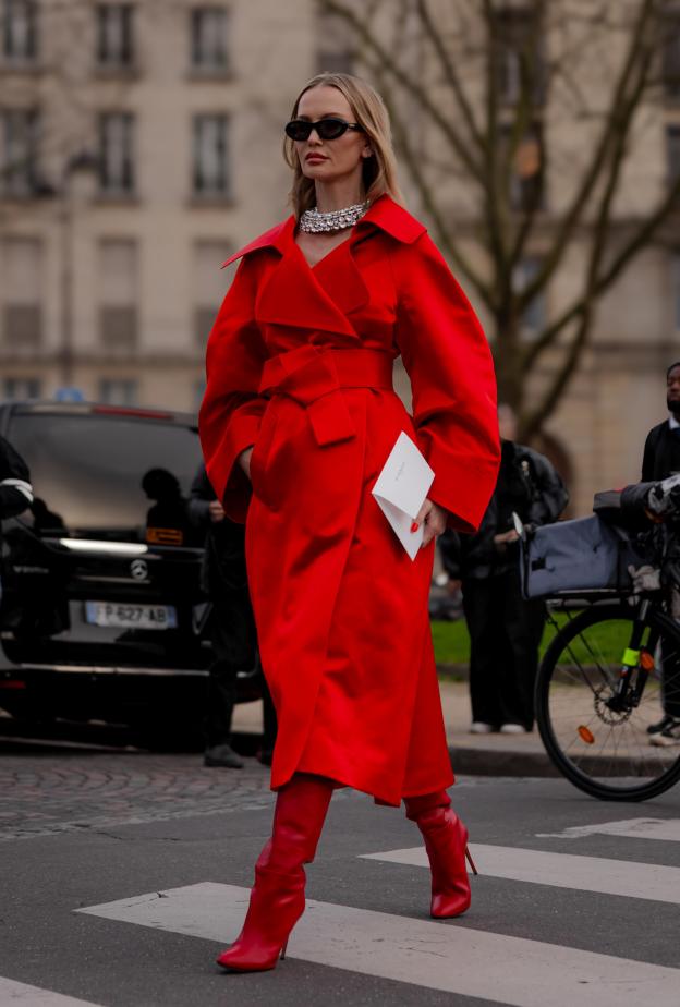  ‎  إطلالة باللون الأحمر تعبر عن القوة والثقة من شوارع باريس