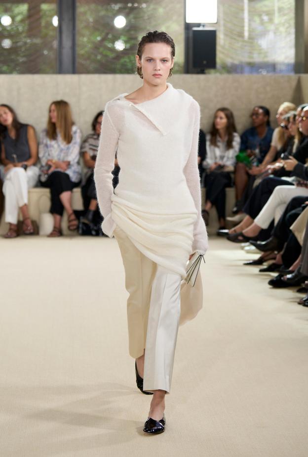 إطلالة ناعمة بمبدأ الـDraping‏ من ‏Toteme‏  ‏