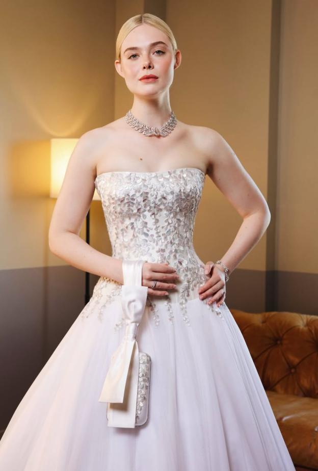 إيل فانينغ بفستان رقيق باللون الأبيض