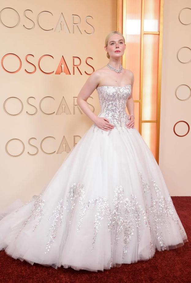 إيل فانينغ بفستان عرائسي أبيض