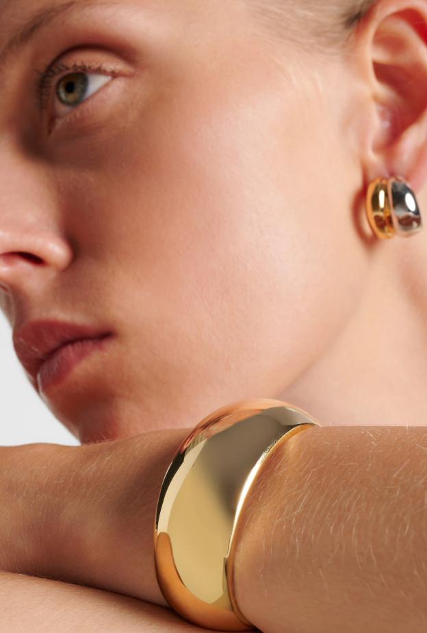 الأساور العريضة من أبرز صيحات اطلالات شهر رمضان